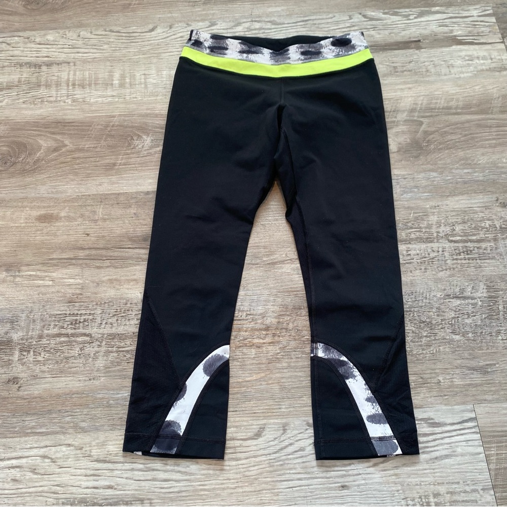 Lululemon‎ Crops Women's Size 6 Run Inspire Crop II Yoga Black Seadot White